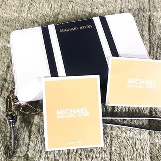 マイケルコース 白黒バイカラーレザー ラウンドファスナーウォレット レアデザイン Michael Kors Optic Admiral Large Flat Leather Wallet Phone Case Wristlet