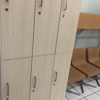 【お値下げ】木目調のオシャレなロッカー(上下２段の３列６扉)