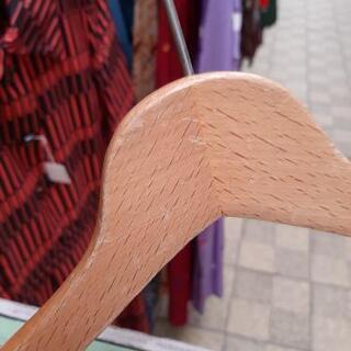 ハンガー大量・古着屋さん、フリマに♪　業務用木製ハンガー57本の画像