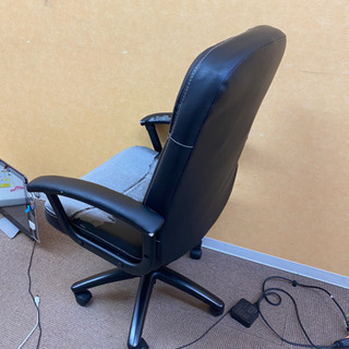 元 重厚感のある フェイクレザー、革調のデスクチェア の画像