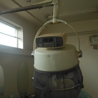 美容室の壁掛けドライヤー（取り外し済み）の画像