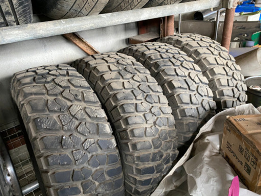 マッドタイヤ　ホイール付き　285/70R17 ランクル 100 200