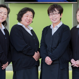 街のクリーニング屋さんで働きませんか？【週2日・3時間～OK】20～60代しゅふさん活躍中！≪クリーニング受付≫のお仕事 ★流行やオトクや心配ごとまで『女子トーク』して♪……毎日スッキリ！な職場ですの画像