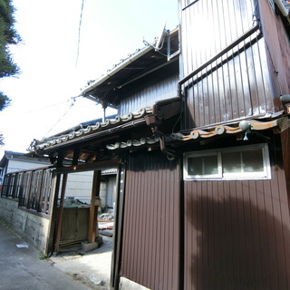 中川区　庭付きの200㎡以上ある戸建て賃貸！　壁紙・床・玄関周り...