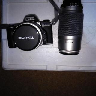 フィルム式の一眼レフカメラと望遠レンズ