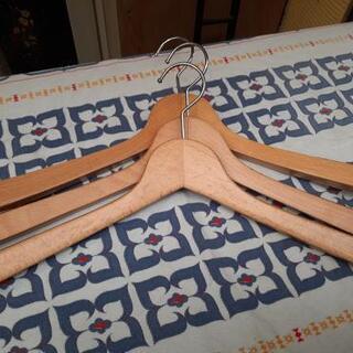 ハンガー大量・古着屋さん、フリマに♪　業務用木製ハンガー57本の画像