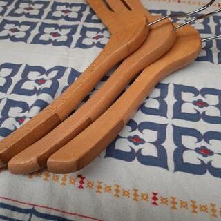 ハンガー大量・古着屋さん、フリマに♪　業務用木製ハンガー57本の画像