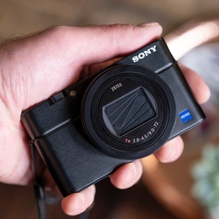 Vlogなどの動画撮影におすすめの、カメラ&マイクをセットで貸します。SONY RX100 M7 & RODE Video Micro - 渋谷区