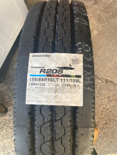 タイヤ　新品　未使用