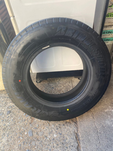 タイヤ　新品　未使用