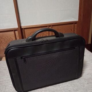 無料　グレーのパソコン用カバン
