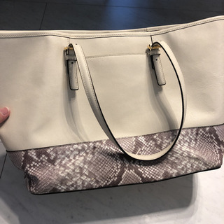 マイケルコース　大きめバッグ　ヘビ柄の画像
