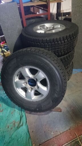 ランドクルーザー100用のタイヤとホイール