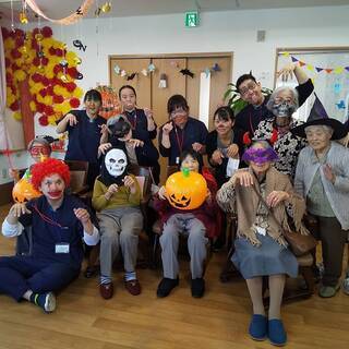 看護スタッフ（定員増員の為追加募集）（残業無し、定時帰宅可能　・　毎月の勉強会やケア会議で意見交換やスキルアップの場があります） の画像