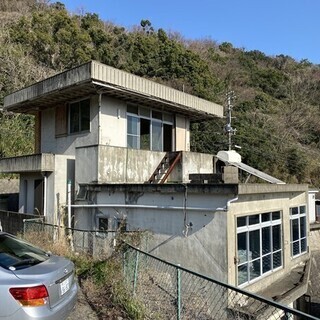 和歌浦湾を望む建物（倉庫）