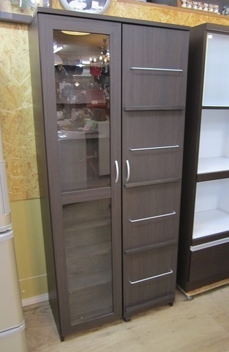 【販売終了しました。ありがとうございます。】NITORI　飾れるディスプレイ扉付き スライド書棚　2014年製　中古品