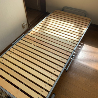 折りたたみ可アルミ製シングルベッド