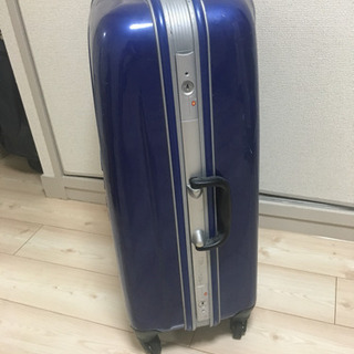 青いスーツケース