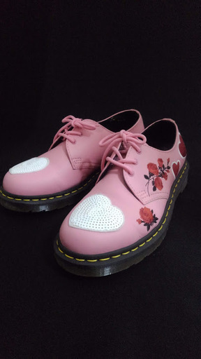 【店舗同時販売中｜値下げしました！】ドクターマーチン　3ホール　シューズ　ピンク　薔薇　ハート　刺繍　スパンコール　UK5表記　約24cm　美品　問合わせ番号：107-042942-002【店頭ご来店購入限定】