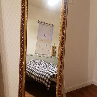 アンティークなスタンドミラー