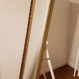 アンティークなスタンドミラーの画像
