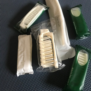 ホテルアメニティ　ヘアブラシ　使い捨てブラシ　6つ　自宅での毛染...