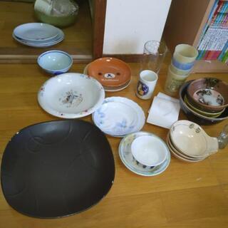 お皿お椀ございます　絵本も40冊ほどございます
