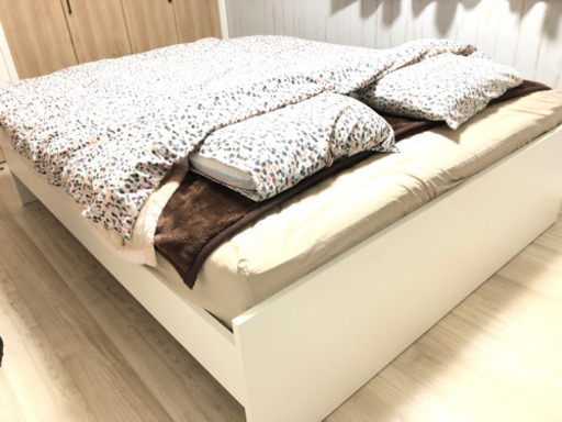 IKEAのクイーンサイズベッド