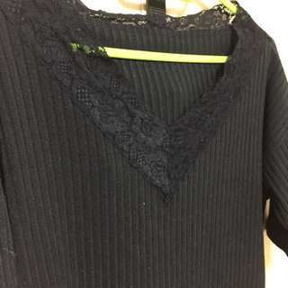 襟元レースのブラックTシャツの画像
