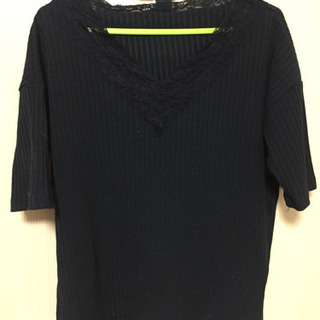 襟元レースのブラックTシャツ