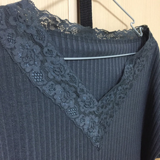 襟元レース Tシャツの画像
