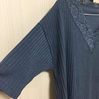 襟元レース Tシャツの画像