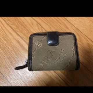 プラダ二つ折り財布