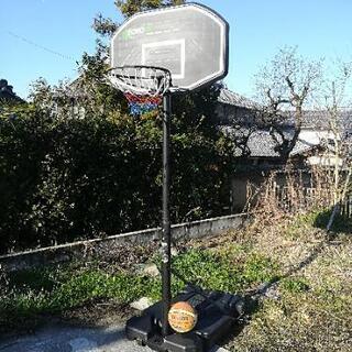 バスケットゴールとバスケットボールセット