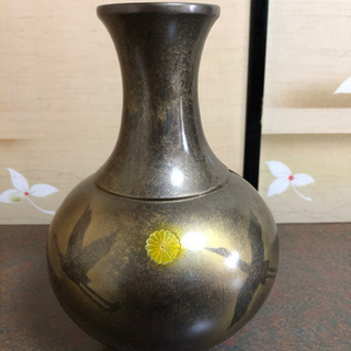 菊紋入り花瓶の画像