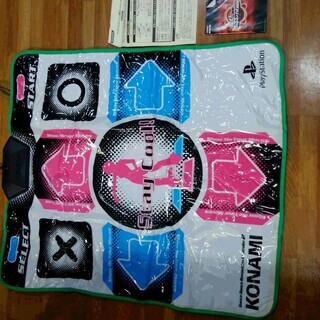 【値下げ】2000円→1000円。すぐに遊べる!!　運動不足解消にいかがですか？。プレステ2本体にソフト5本。ダンスレボリューションで踊って家族で楽しめます。の画像