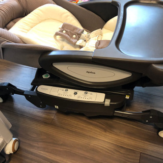 【美品】ユラリズムオート　テーブル付き アップリカ ユラリズムオート テーブル付き電動ハイローチェア