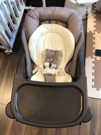 アップリカ　ユラリズムオート テーブル付き電動ハイローチェア