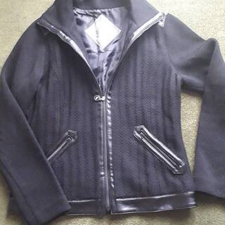 Black＆Whiteのジャンパーです