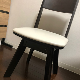 ニトリ　ダイニングテーブル　回転チェア2つ　ベンチの画像