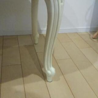 イタリア製木製ラウンドテーブルの画像