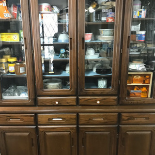 たっぷり収納の食器棚です。もらってください。