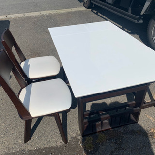 食卓テーブルの画像