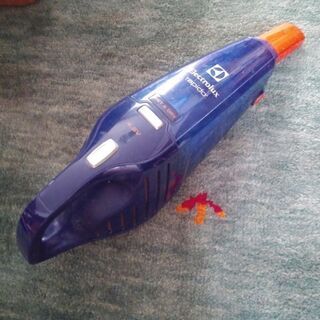 ハンディ掃除機　充電器つき