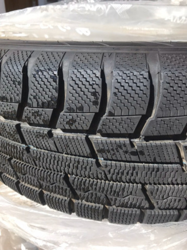 スタッドレスタイヤ、ホイール付き。日産エルグランド