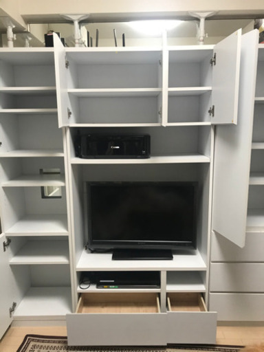 綺麗な白色の壁面収納。収納たっぶりでテレビもおけます。
