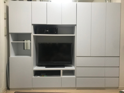 綺麗な白色の壁面収納。収納たっぶりでテレビもおけます。