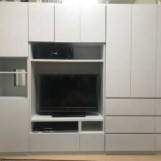 綺麗な白色の壁面収納。収納たっぶりでテレビもおけます。