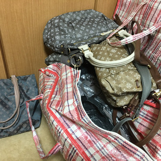 ブランド品　大量　ハンドバッグ、スーツ、ワンピース、スカート 、...
