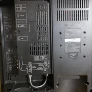 壁にかけられるタイプのテレビシャープAQUOSの画像